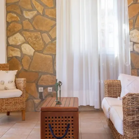 Cristina - Charming With Stone And Wood Elements In Bay