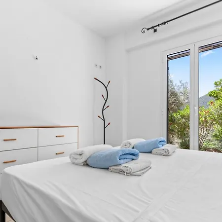 Cristina - Charming With Stone And Wood Elements In Bay *