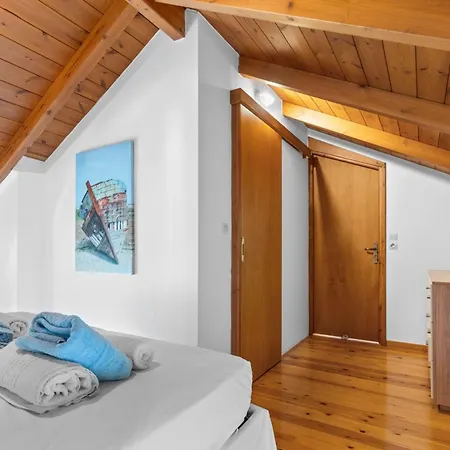 Cristina - Charming With Stone And Wood Elements In Bay *