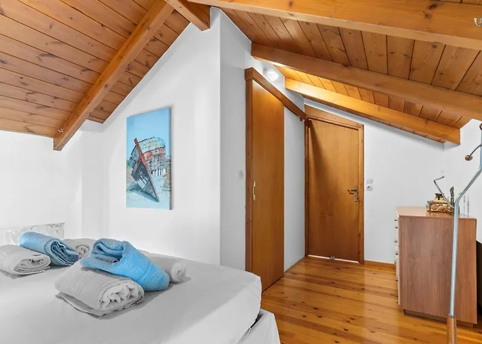 Cristina - Charming With Stone And Wood Elements In Bay *